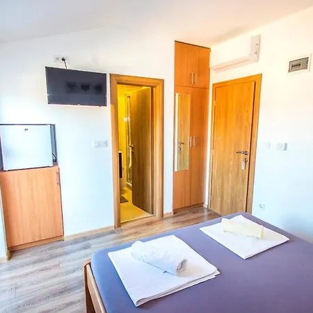 Pensjonat And Skalinada Murter